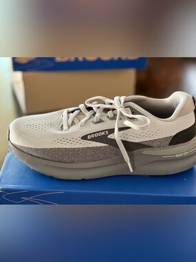 Brooks Men's Gray and White Running Shoe